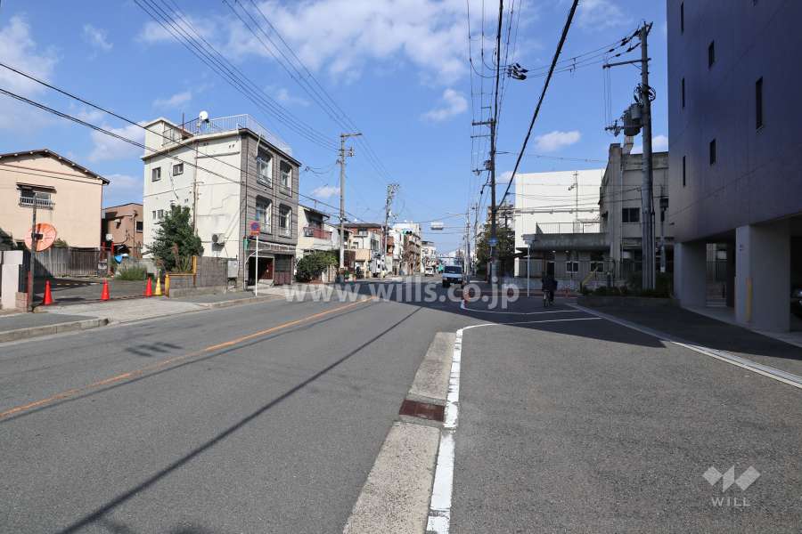 敷地北側の前面道路(西側から)