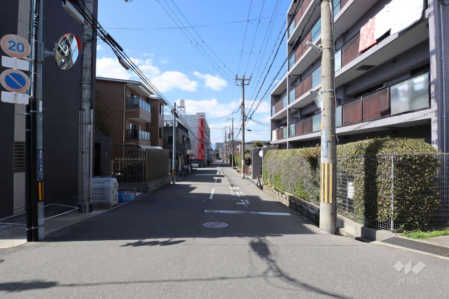 敷地南側の前面道路(東側から)