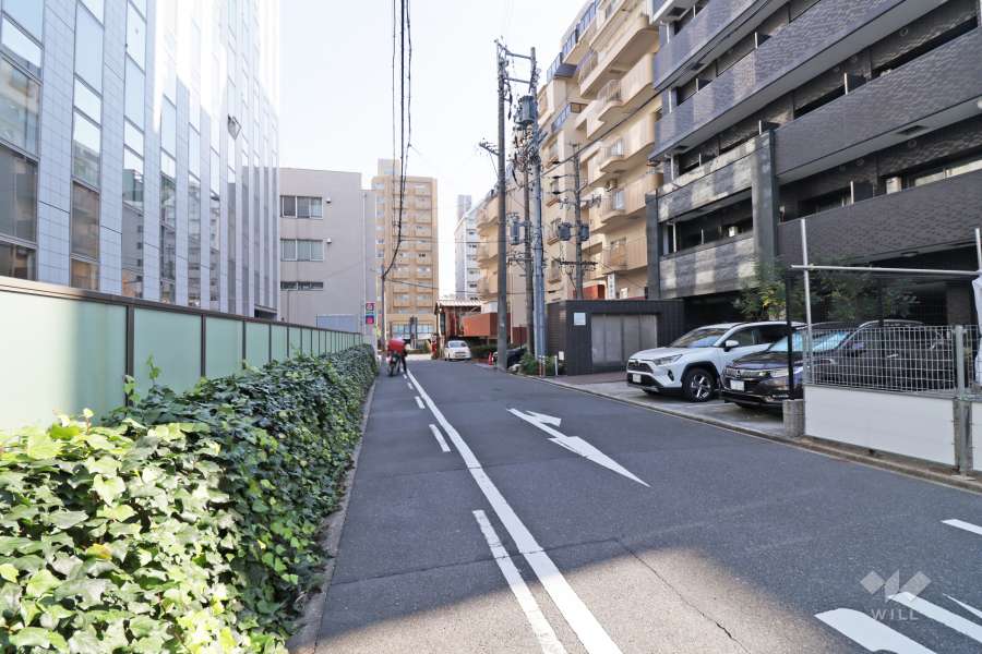 敷地北側の前面道路（西側から）