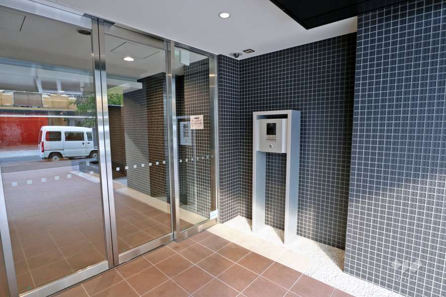 エントランスはオートロック付きです。