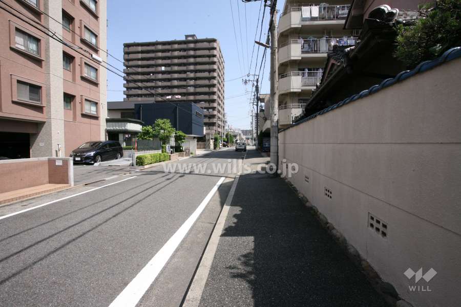 敷地西側の前面道路