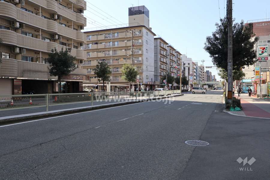 敷地の南側前面道路(東側から)