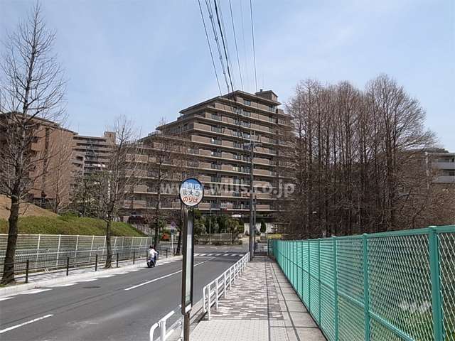 敷地西側には千里北公園、東側には大阪大学のキャンパスが広がっています。
