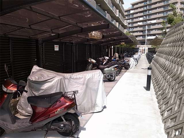 バイク置き場と駐輪場