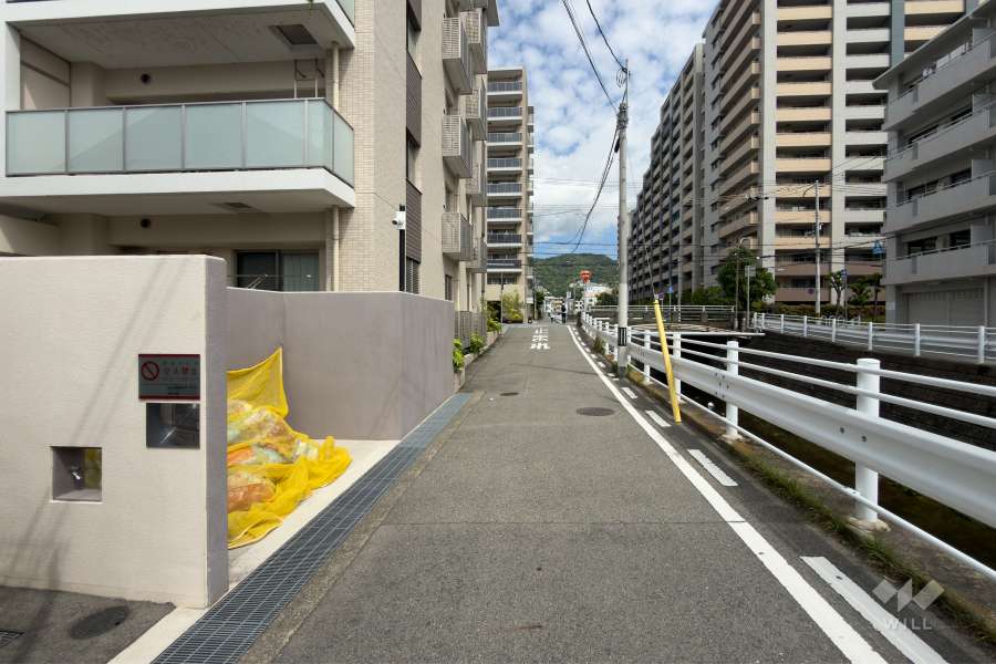 敷地東側の前面道路（南側から）