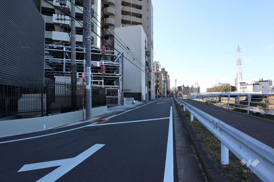敷地南西側の前面道路（北東側から）