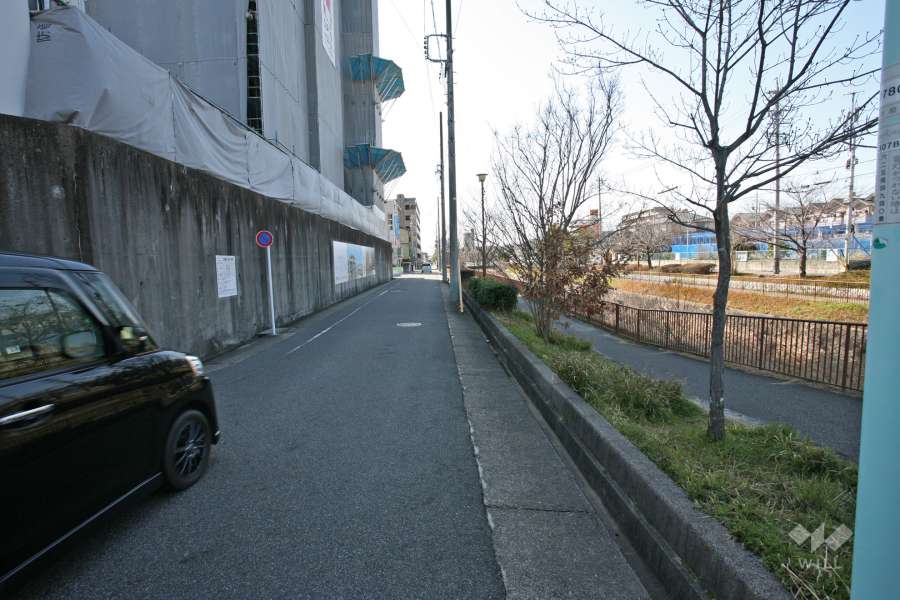 敷地北側の前面道路（東側から）