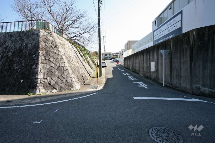 敷地東側の前面道路（北側から）