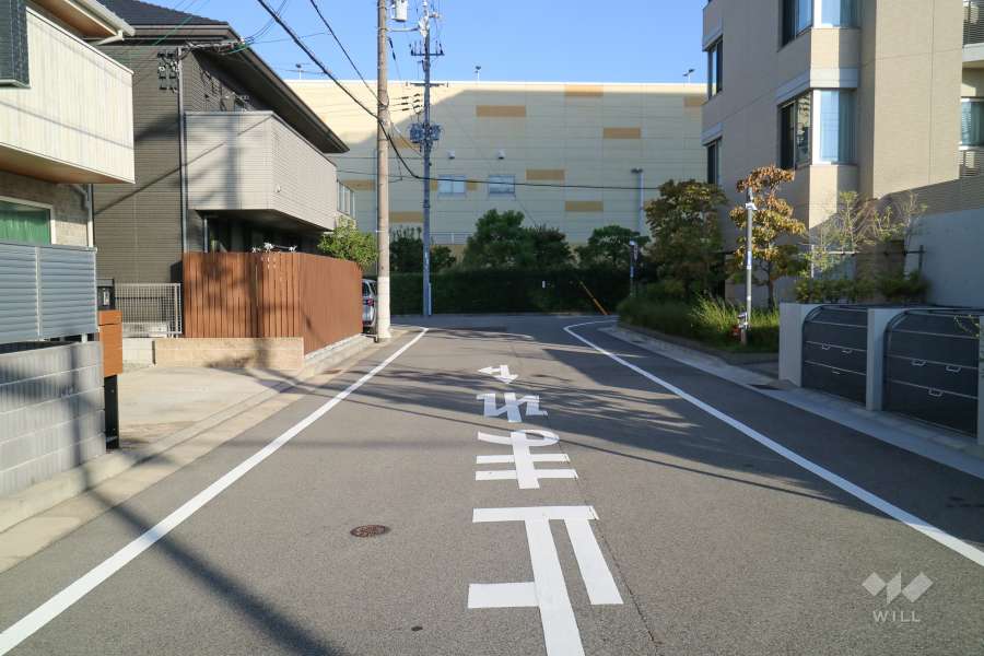 敷地北側の前面道路