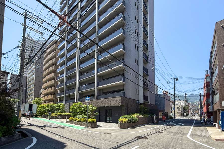 敷地南側と東側の前面道路