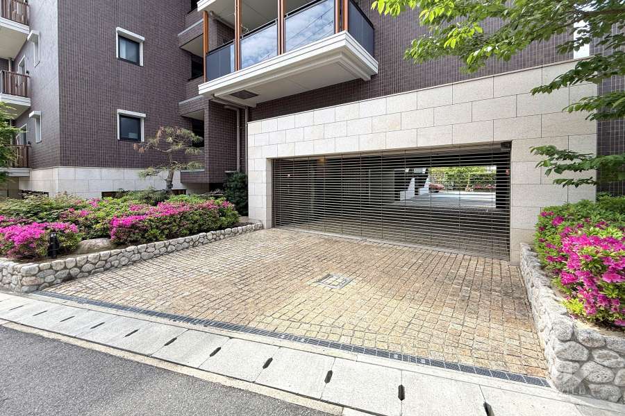 駐車場の出入口（リングシャッター付き）