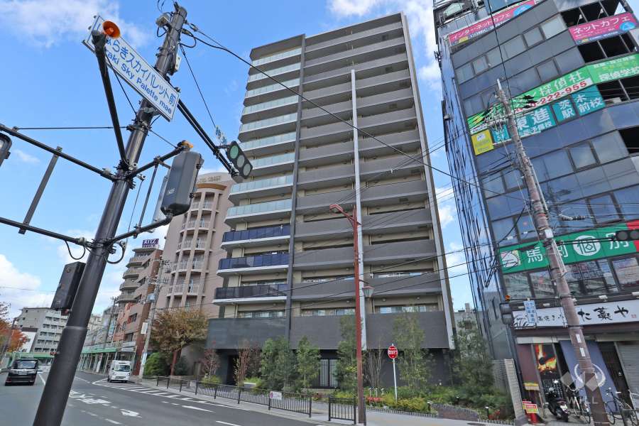 プレサンスグラン茨木駅前の外観（西側から）