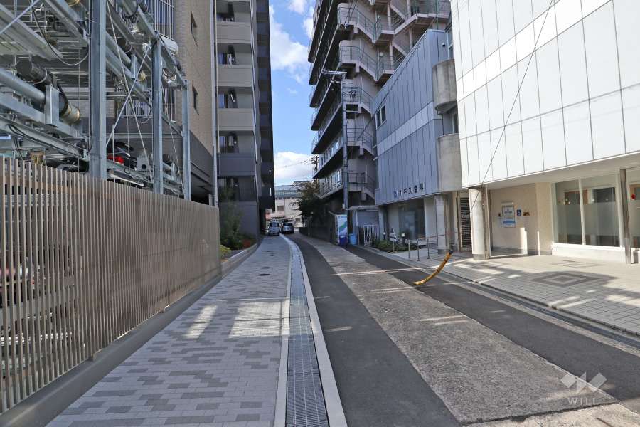 敷地北側の前面道路（東側から）