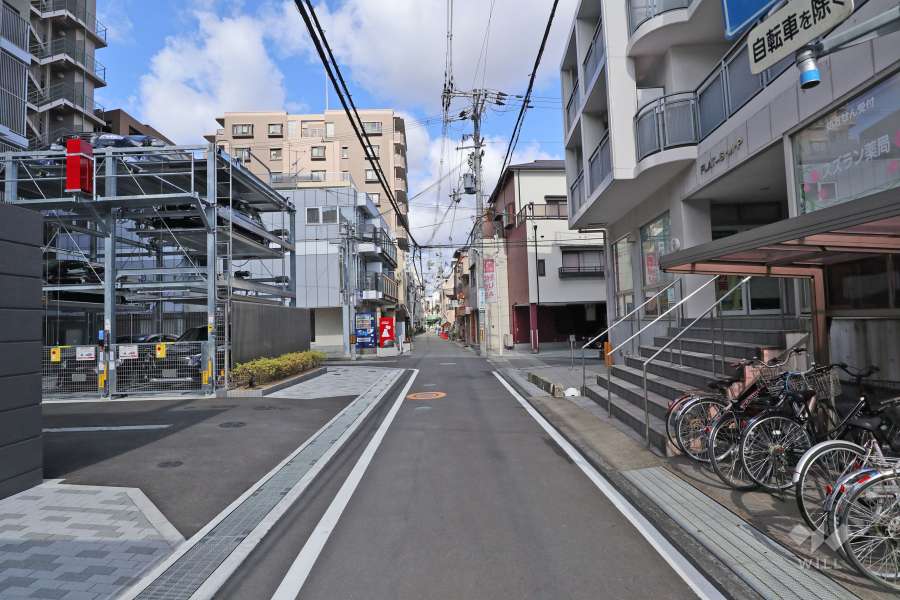 敷地東側の前面道路（南側から）