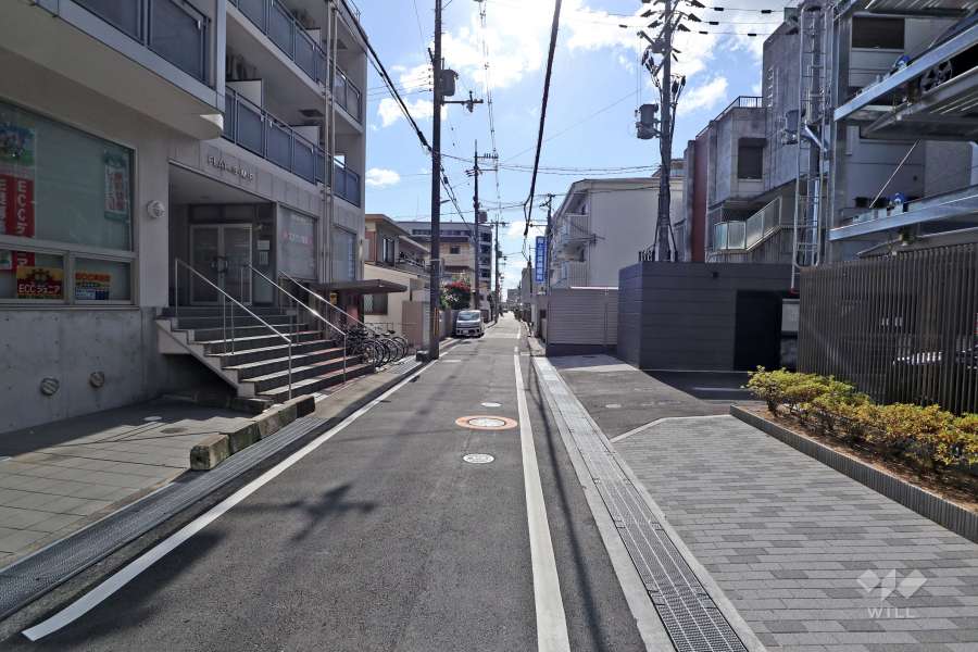 敷地東側の前面道路（北側から）