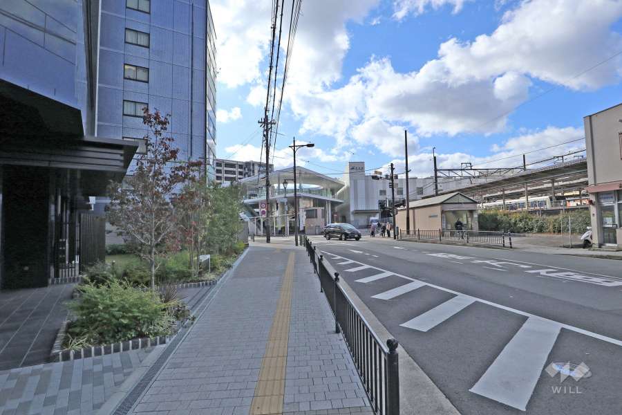 敷地西側の前面道路（南側から）府道136号線です。