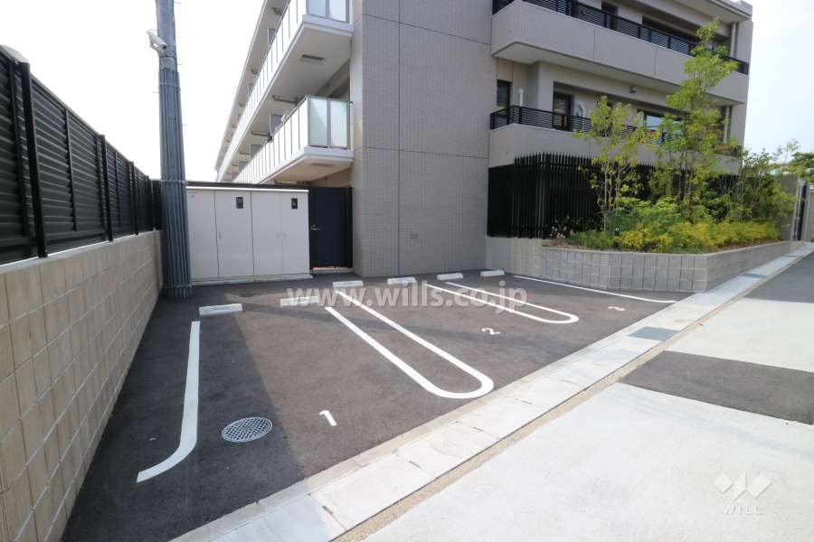 東側にある敷地内駐車場（屋外平面式）