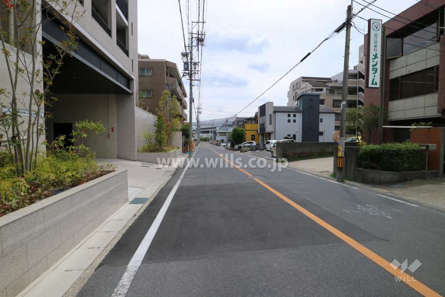 敷地西側の前面道路（北側から）