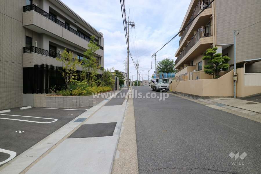 敷地東側の前面道路（南側から）