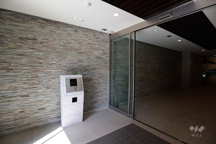 エントランスはオートロック付きです。