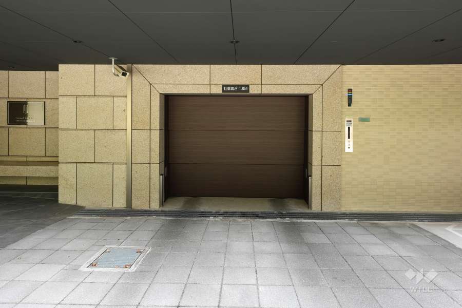 駐車場の出入口（シャッター付き）