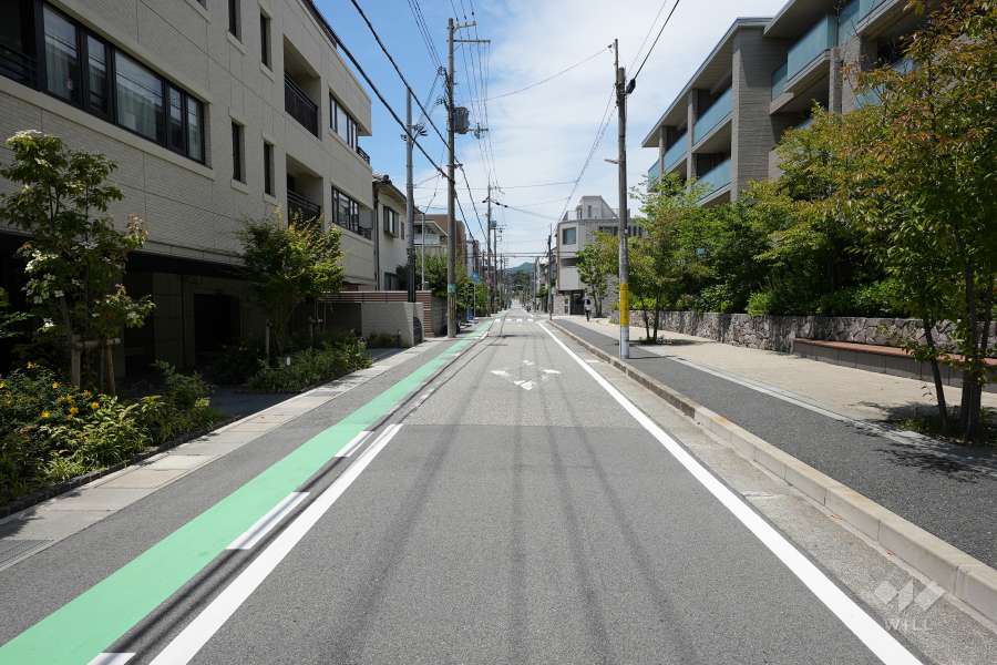敷地北側の前面道路（東側から）