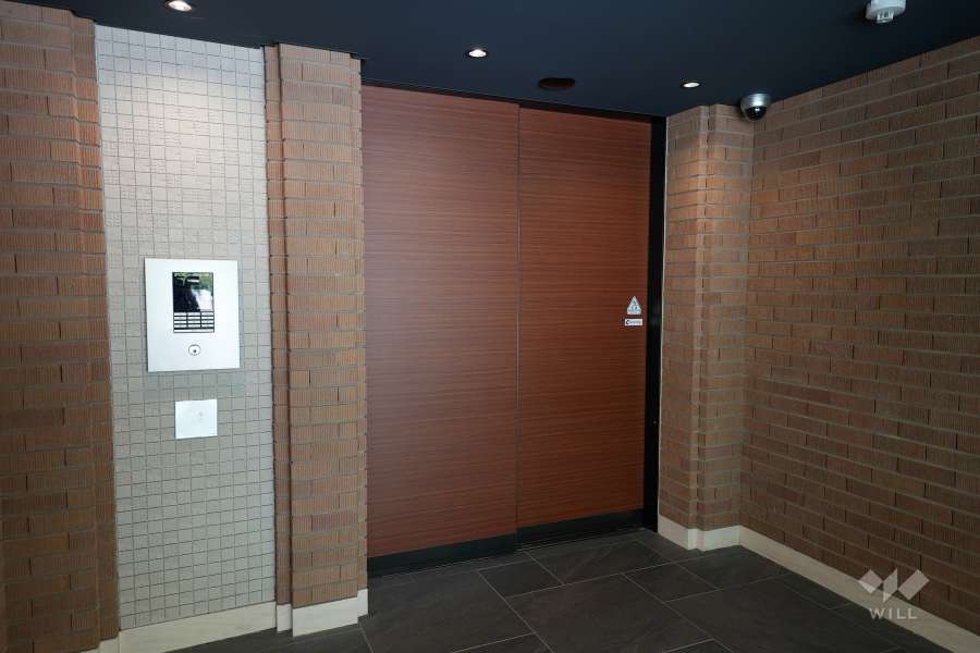 エントランスはオートロックです。