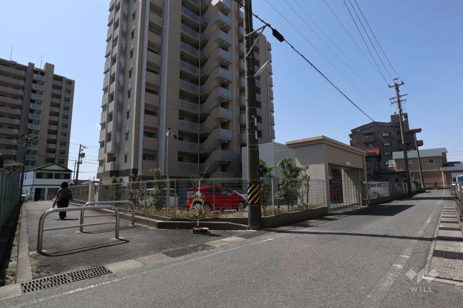 敷地北側の前面道路（東側から）