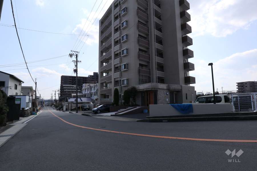 敷地東側の前面道路（北側から）
