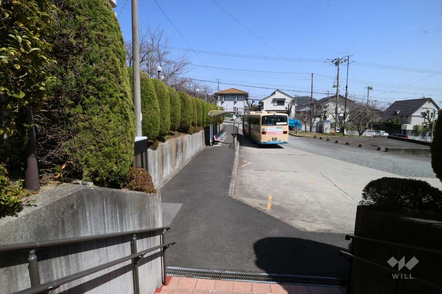目の前にバス停があります。