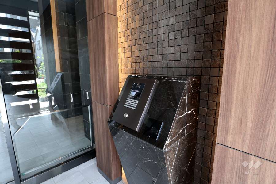 エントランスはオートロック（ハンズフリー）付きです。