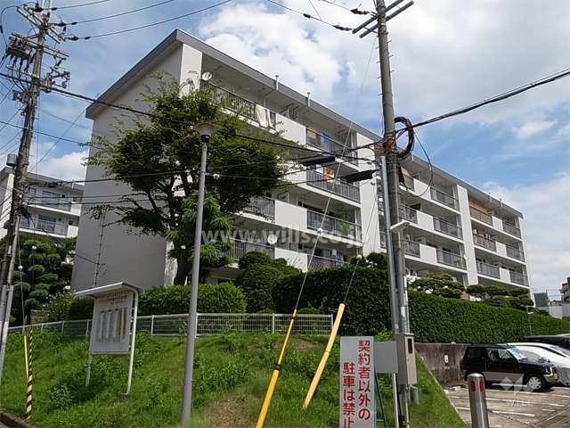 府公社千里竹見台団地A-4棟の外観(南西から)