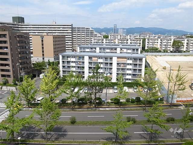 府公社千里竹見台団地の全景。一番手前がA-4棟です。