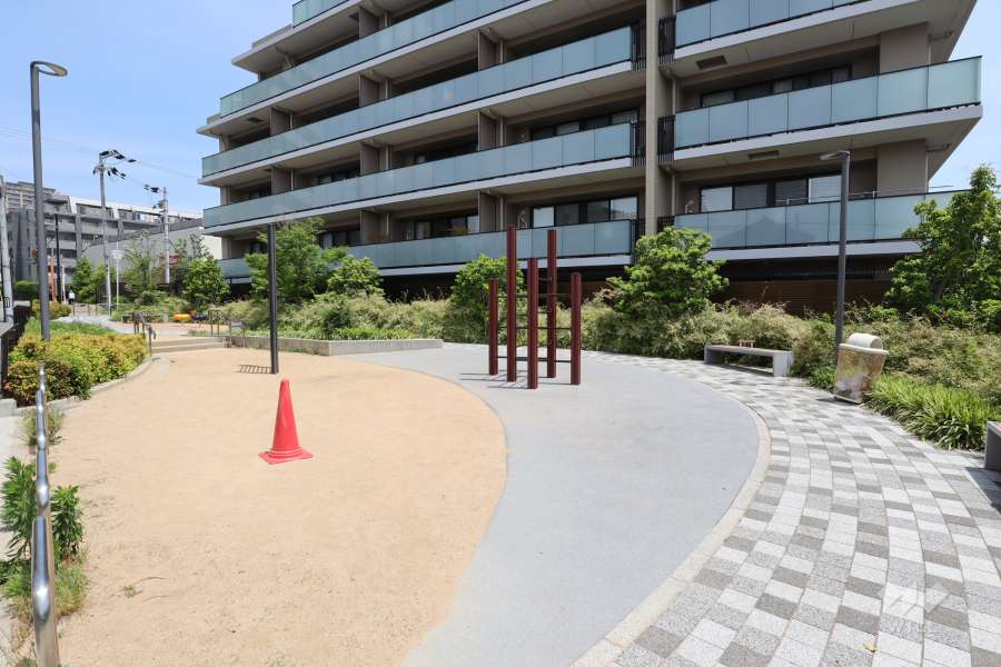 敷地に隣接する「千里丘つなぐ遊園」