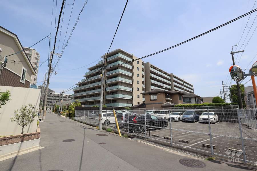 ウエリス吹田千里丘の遠景。周辺は一戸建、マンション、商業施設が混在する住宅地です。