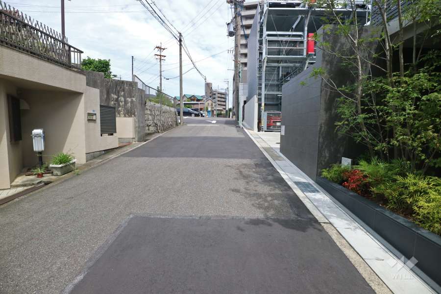 敷地の北西側前面道路（西側から）