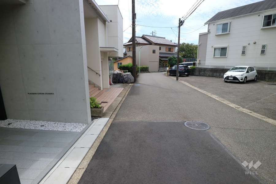 敷地の北西側前面道路（北側から）