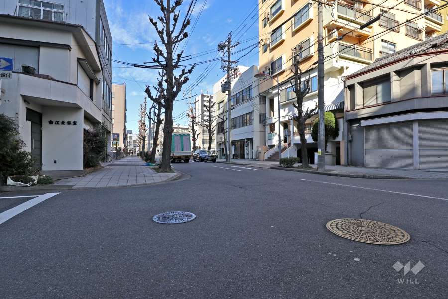 敷地西側の前面道路