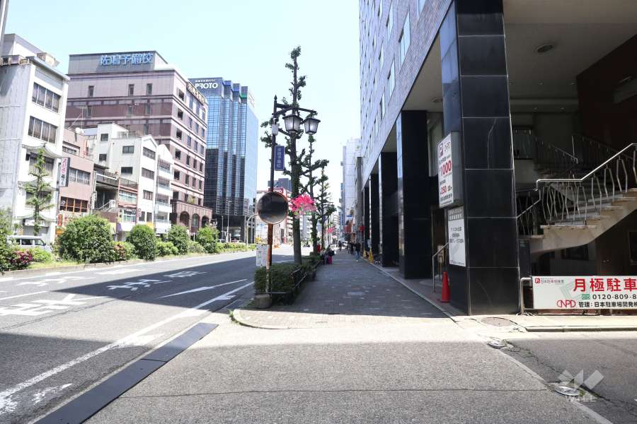 敷地北側の前面道路（西側から）
