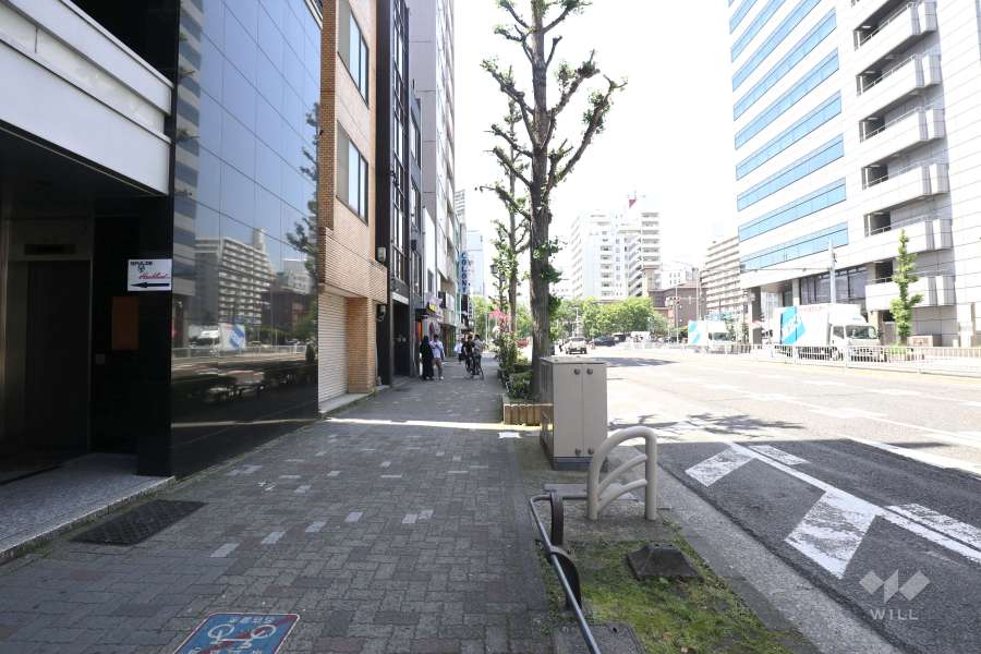 敷地北側の前面道路（東側から）