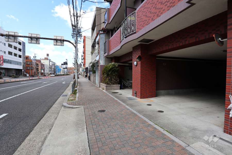 敷地南側の前面道路（東側から）