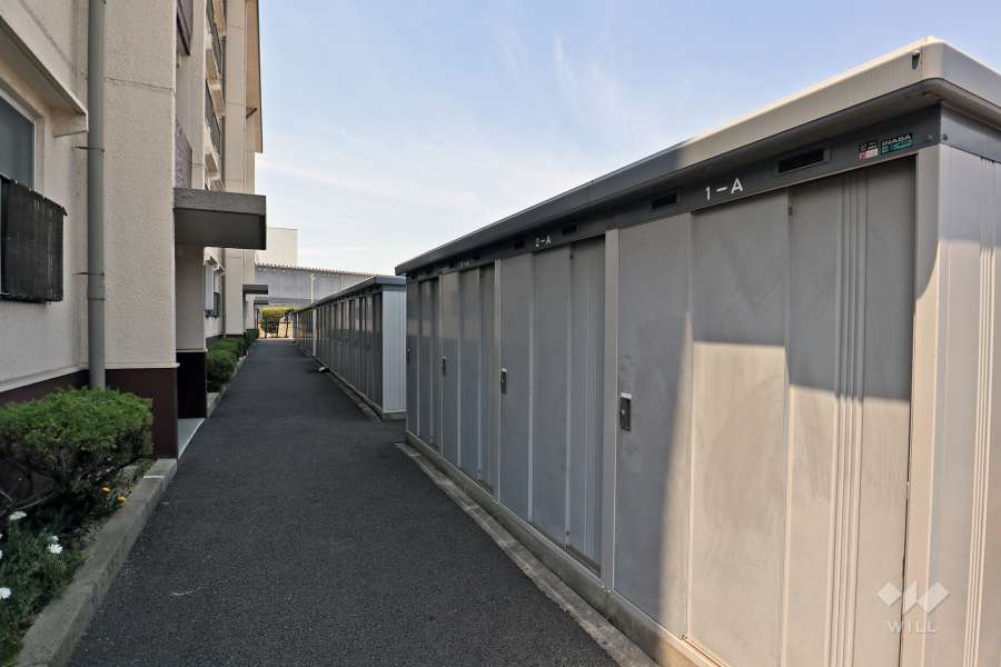 建物の北西側に倉庫が備えられています。