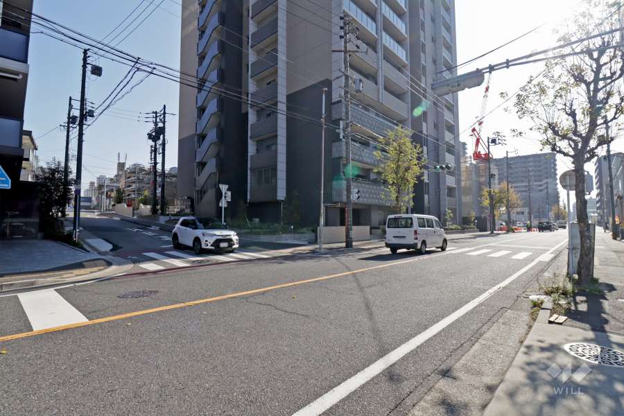 敷地西側の前面道路（北西側から）
