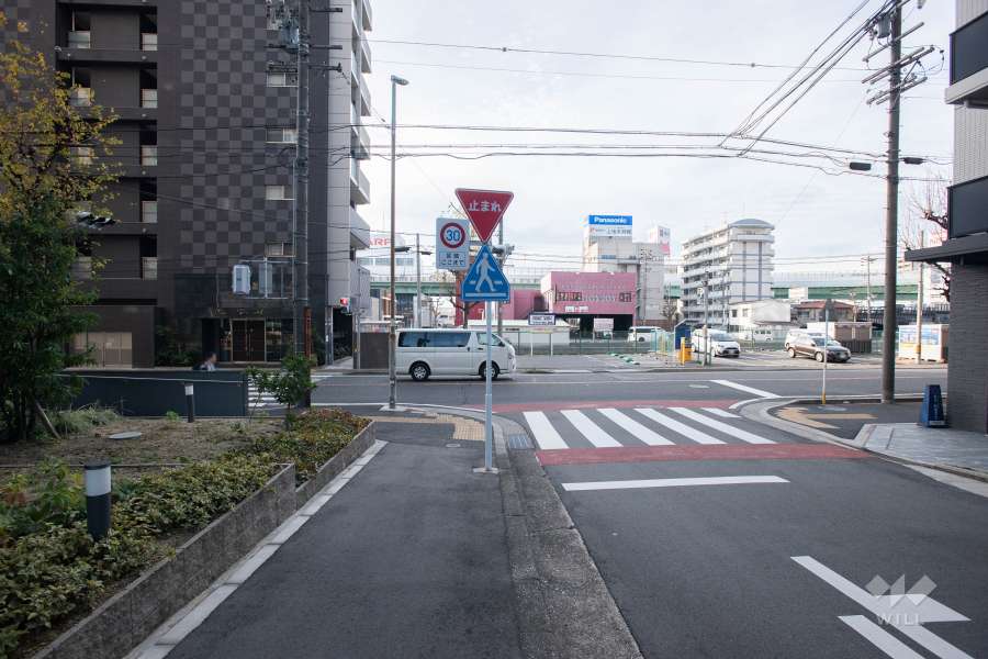 敷地北側の前面道路（東側から）
