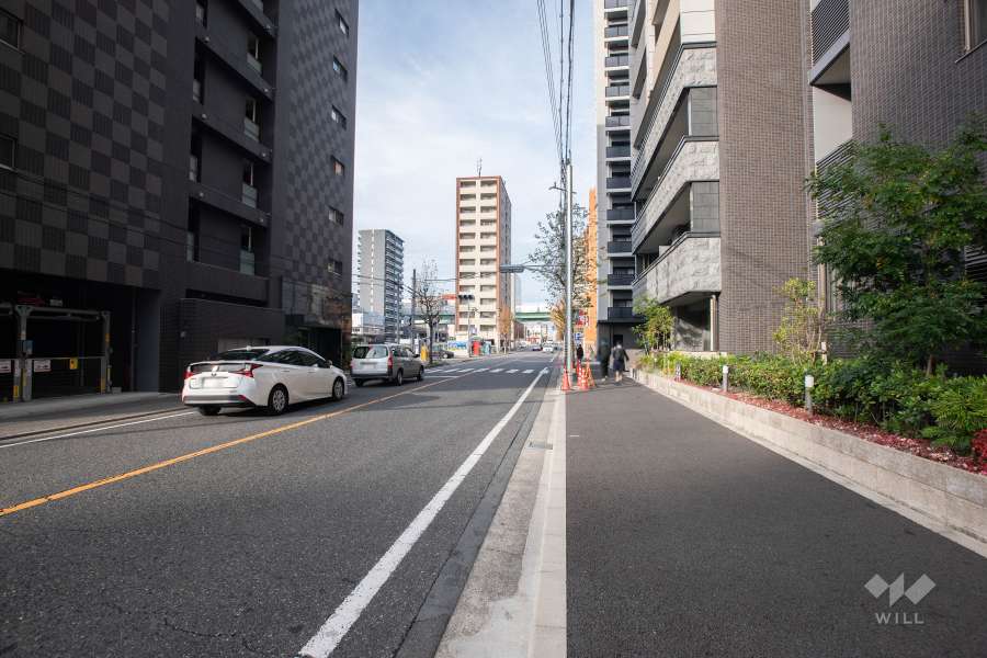 敷地西側の前面道路（南側から）