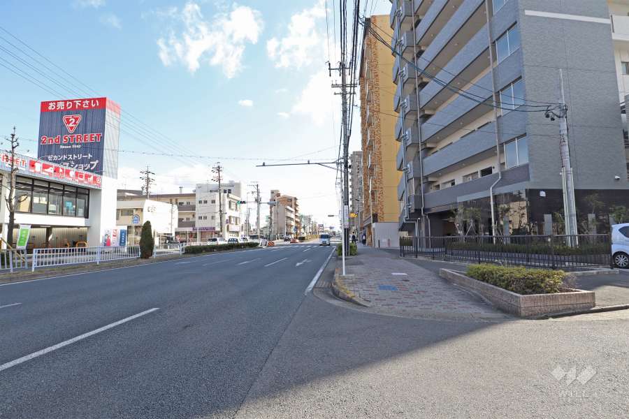 敷地北東側の前面道路は名古屋江南線です（北西側から）