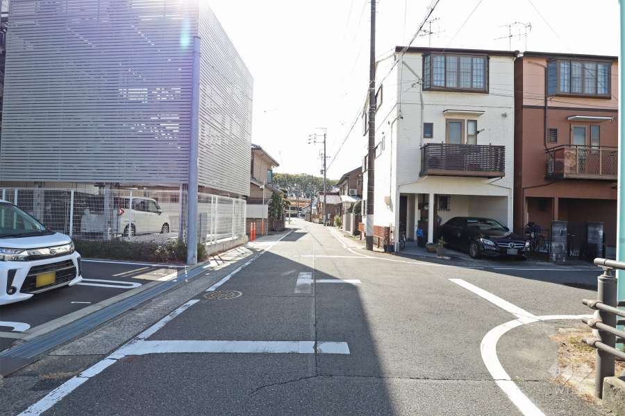 敷地西側の前面道路（南側から）