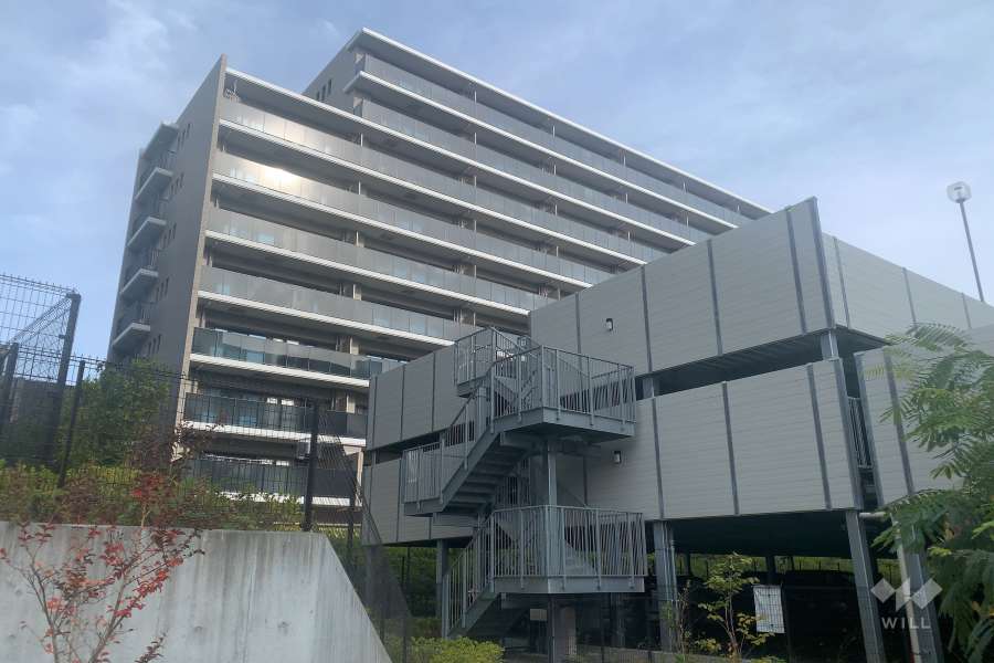 ジオ北千里藤白台B棟の外観(西側から)