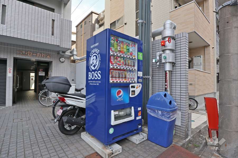 駐輪場と自動販売機