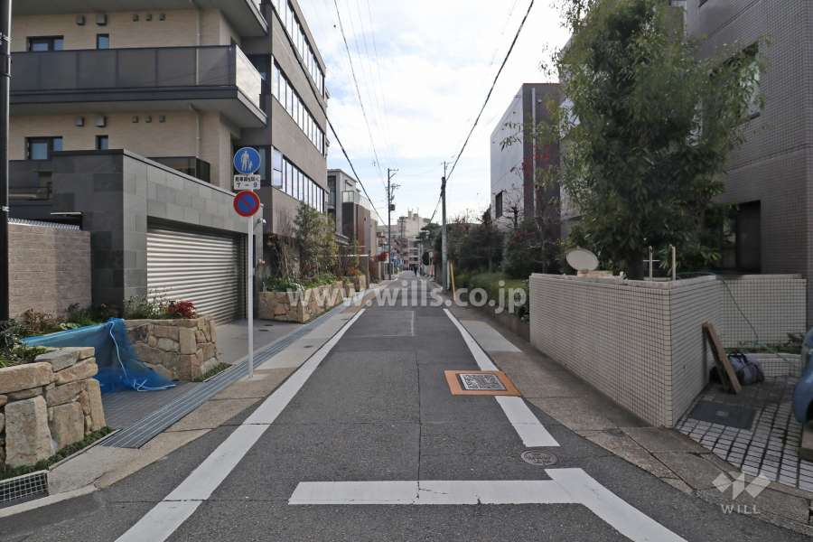敷地西側の前面道路